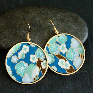 Orecchini con fiori di ciliegio blu / Ciondolo in carta giapponese su metallo / Orecchini eleganti e unici / Gioielli artigianali originali fatti a mano