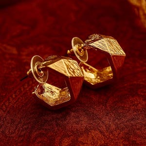 NUR EINE | Moderne grobstrick Struktur Ohrstecker | 750er Gold | Halbe Creolen | C Form Creolen | Offene Creolen | Gehämmert Creolen | 18-20mm | 13 mm Dicke Breite