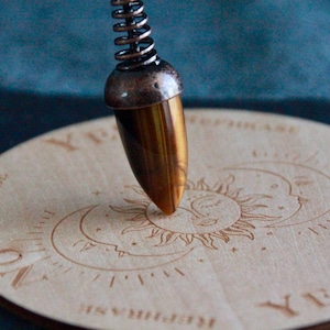 Tabellone da divinazione, tabellone a griglia con pendolo in legno, tabellone intagliato, rotondo da 15 cm, strumento di rabdomante, tabellone con risposte a pendolo, oracolo