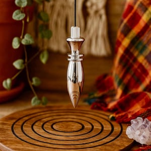 Pendule balle | Pendentif pendule radiesthésiste | 64 x 13 mm | Cordon long 30 cm | Pendule en laiton lourd de qualité | Pendule divinatoire en métal | Ouvrable