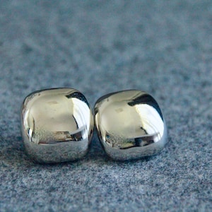 Statement-örhängen i platina | 18 mm | Eller örhängen i 18k guld | Minimalistiska triangelörhängen | Tjocka, grova guldörhängen | Vridna fyrkantiga örhängen