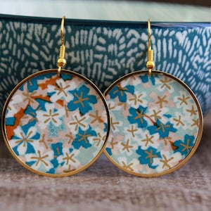 Orecchini con fiori di ciliegio blu - Ciondolo in carta giapponese su metallo - Orecchini eleganti e unici - Gioielli artigianali originali fatti a mano