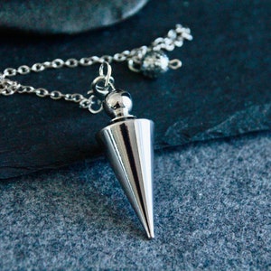 Pendule conique | Pendentif pendule radiesthésiste | 50 x 15 mm | Longue chaîne 26 cm | Pendule lourd de qualité | Pendule divinatoire en métal | Outil de divination