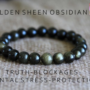 Puede incluir: Un brazalete de obsidiana negra con destellos dorados. El brazalete está hecho de cuentas redondas y está sobre una superficie de tela marrón. El texto "GOLDEN SHEEN OBSIDIAN" está en la parte superior de la imagen y el texto "TRUTH-BLOCKAGES-MENTAL STRESS-PROTECTION" está en la parte inferior de la imagen.