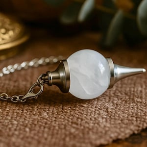 Pendule à quartz | Pendentif pendule radiesthésiste | 41 x 18 mm | Chaîne de 23 cm de long avec fermoir | Argent | Pendule divinatoire en cristal de pierre précieuse naturelle
