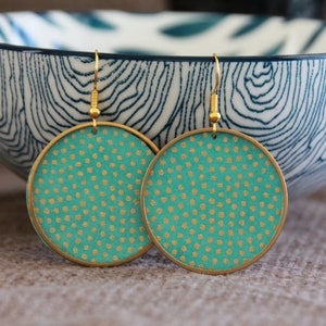Cerchi moderni / Orecchini in carta giapponese blu / Orecchini rotondi in metallo / Gioielli artigianali unici / Eleganti orecchini blu e oro