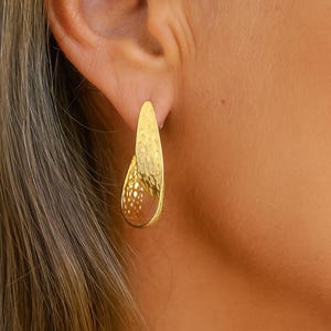 LIMITIERTE STÜCK | Chunky Textured Twisted Ohrstecker Creolen | 750er Gold | Halb Hoop | C Form Offene Creolen |33 mm | 12 mm Dicke breite Seite | Original Creolen