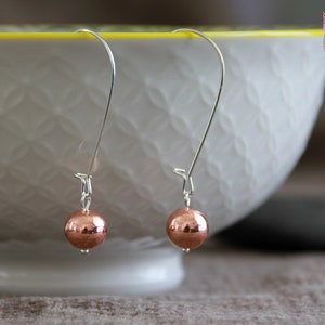 Rose Gold Ohrringe | Tropfen Rosegold | 8mm | Kleine Rosegold Kugeln Ohrringe an langen Silber Ohrhaken | Minimalist zarte elegante Ohrringe