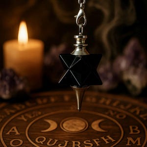 Pendule étoile ONYX Merkaba noire | Pendentif pendule radiesthésiste | 44 x 17 mm | Chaîne de 23,5 cm de long avec fermoir | Pendule divinatoire en cristal de pierre gemme