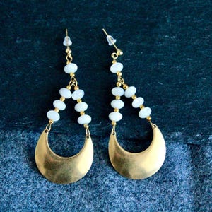 Orecchini in madreperla / Orecchini Boho / Orecchini pendenti lunghi / Orecchini con ciondolo in ottone / Gioielli unici fatti a mano