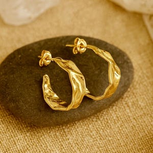 Chunky strukturierte Stud Creolen | 750er Gold | Goldene halbe Creolen | C Form Creolen | Offene Creolen | 30mm | 8 mm dicke breite gehämmerte Seite | Boho-Original