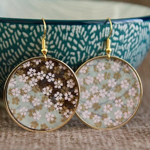 Blume Ohrringe | Japanisches Papier Ohrringe | Rund Metall Charm | Elegante Statement Ohrringe | Rosa Braun Gold Frühling Ohrringe