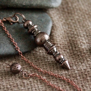 Pendule radiesthésique pointu | Pendule balle | 61 x 12 mm Chaîne 23 cm | Pendule en laiton lourd de qualité | Pendule divinatoire en métal | Pendentif amovible