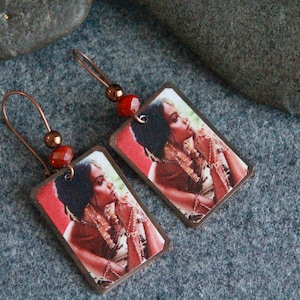 SOLO UNO / Orecchini etnici retrò / Ritratto di donna / Fascino di rame ossidato fatto a mano / Orecchini artigianali originali / Gioielli Boho unici