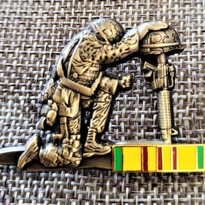 Vietnam Veteran Ultimate Battlefield Cross with Kneeling Soldier pin