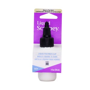Puede incluir: Un frasco blanco de arcilla polimérica líquida Liquid Sculpey con tapa negra de rosca. El empaque morado y blanco presenta el texto Glow In The Dark, Liquid Sculpey y 30 mL. Un pequeño icono de horno está impreso en la etiqueta frontal del producto.