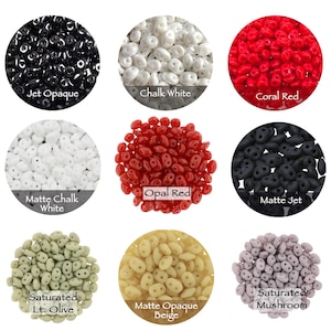 Könnte beinhalten: Eine Sammlung von Zweilochperlen in verschiedenen Ausführungen und Farben, darunter Jet Opaque, Chalk White, Coral Red, Matte Chalk White, Opal Red, Matte Jet, Saturated Lt. Olive, Matte Opaque Beige und Saturated Mushroom, angeordnet in einem Raster.