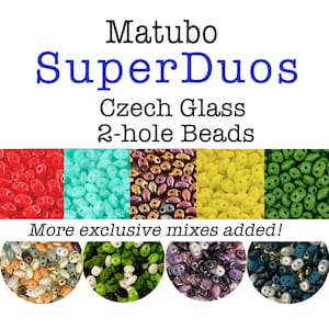 Può includere: Perline in vetro ceco Matubo SuperDuos a due fori mostrate in una griglia di vari colori solidi e miscele. Il testo recita Matubo SuperDuos Czech Glass 2-hole Beads e More exclusive mixes added! Le perline sono di forma ovale.