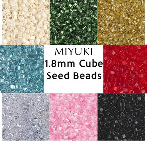 Può includere: Una collezione di perline Miyuki a cubo da 1,8 mm in vari colori, tra cui crema, verde, oro, azzurro, rosso, argento, rosa e nero. Le perline sono piccole, di forma quadrata e ideali per la creazione di gioielli e lavori artigianali.