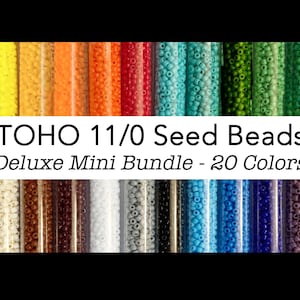 Pode incluir: Uma coleção de miçangas TOHO 11/0 em um mini pacote deluxe com 20 cores distintas. As miçangas pequenas e uniformes estão organizadas em tubos verticais transparentes individuais, exibindo um espectro completo de tons vibrantes, incluindo amarelo, laranja, vermelho, verde, azul, branco, marrom, cinza e preto.