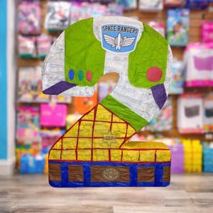 K&ouml;nnte beinhalten: Ein Set aus drei Keramikbechern mit gesprenkelter, matter Oberfl&auml;che. Die Becher sind in Creme-, Hellgrau- und Dunkelgraut&ouml;nen gehalten. Jeder Becher hat ein schlichtes, minimalistisches Design, ideal f&uuml;r Kaffee oder Tee.