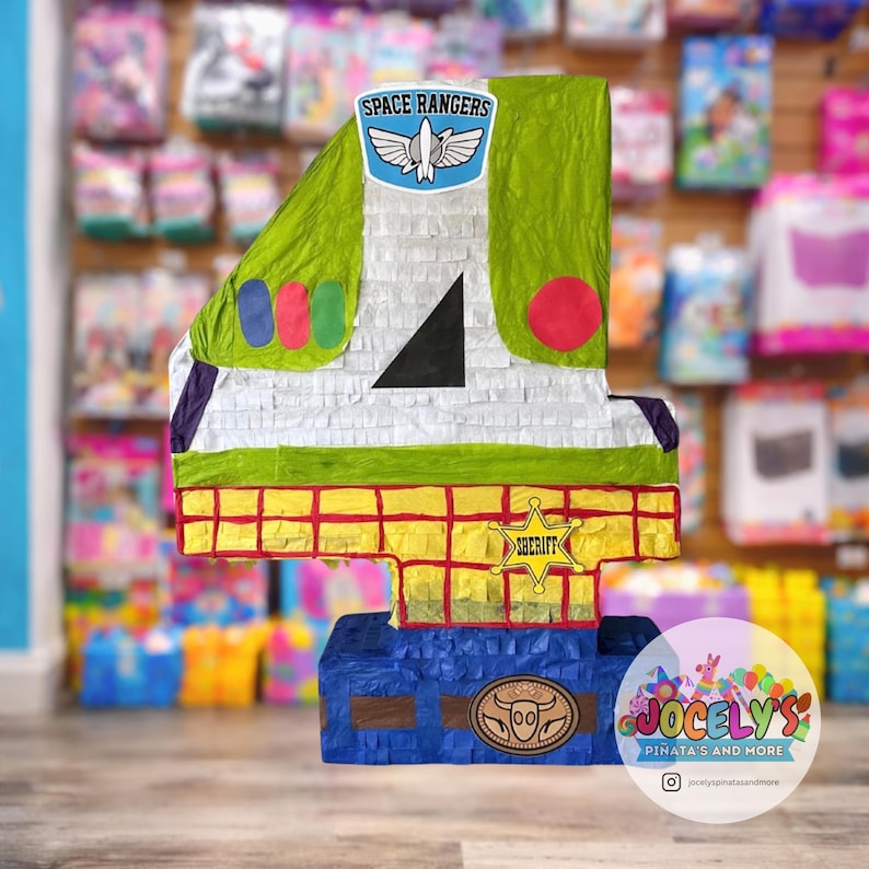 K&ouml;nnte beinhalten: Rustikales Holzschild mit dem handgeschriebenen Text "Welcome to our home". Das Schild hat eine Used-Optik und ein schlichtes, einladendes Design, perfekt f&uuml;r die Dekoration im Eingangsbereich.