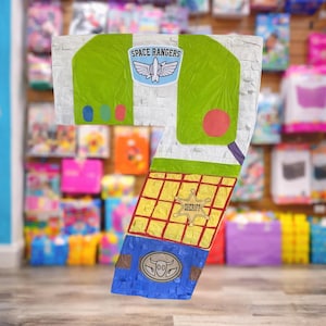 K&ouml;nnte beinhalten: Eine gro&szlig;e, siebenf&ouml;rmige Pi&ntilde;ata, die einem Charakter aus dem Film Toy Story nachempfunden ist. Die Pi&ntilde;ata hat gr&uuml;ne, wei&szlig;e, gelbe und blaue Abschnitte mit den Worten "SPACE RANGERS" und einem Sheriff-Abzeichen.