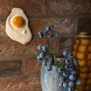 Sculpture, ceramic fried egg, handmade, artisan, pottery, gift, food art imagem 5