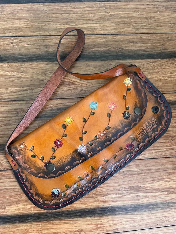 1970s Retro Vintage Leather Handbag Floral Design Guaira Arte & Cuero crafted