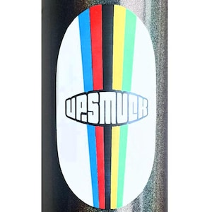 Peut inclure: Un autocollant ovale blanc avec des rayures arc-en-ciel colorées et le texte "UPSMUCK" en lettres noires.