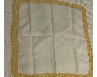 Biała, jasnożółta, szydełkowana chusteczka lniana w stylu vintage