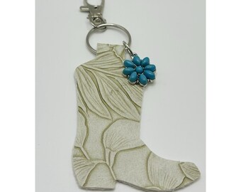 ホワイトの型押しフェイクレザー製カウボーイブーツ型キーホルダー（シルバーターコイズチャーム付き）