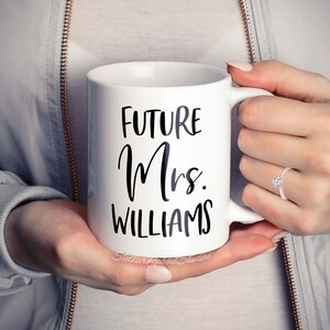 Peut inclure: Une tasse en c&eacute;ramique blanche avec du texte noir qui dit "Future Mrs. Williams".