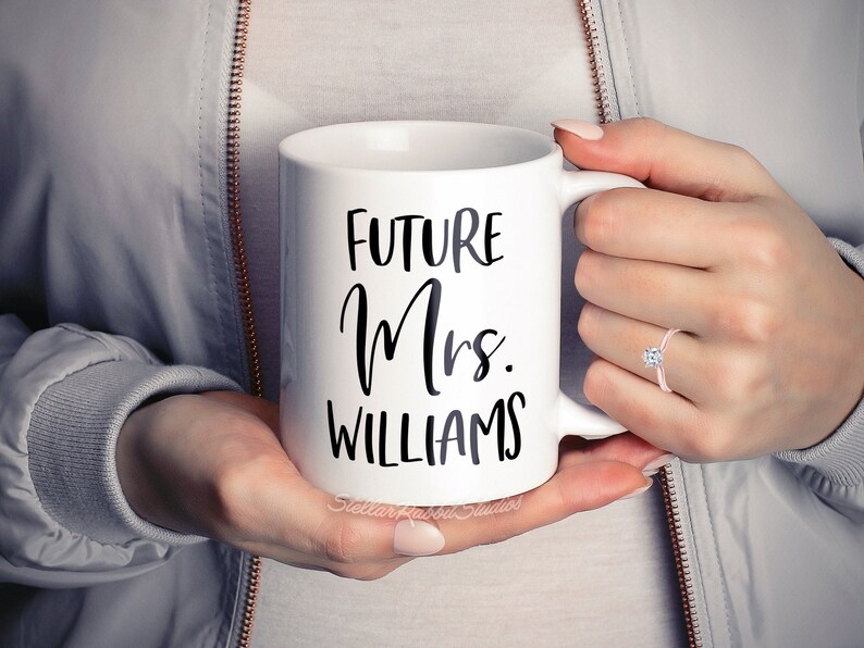 Peut inclure: Une tasse en c&eacute;ramique blanche avec du texte noir qui dit "Future Mrs. Williams".