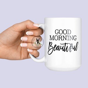 Peut inclure: Une tasse &agrave; caf&eacute; en c&eacute;ramique blanche avec du texte noir qui dit "Good Morning Beautiful".