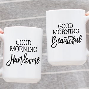 Peut inclure: Deux tasses en c&eacute;ramique blanche avec du texte noir. Une tasse dit "Good Morning Handsome" et l'autre tasse dit "Good Morning Beautiful".