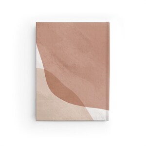 Pu&ograve; includere: Una copertina di libro con un design astratto che presenta uno sfondo marrone chiaro con una forma curva bianca e marrone chiaro.