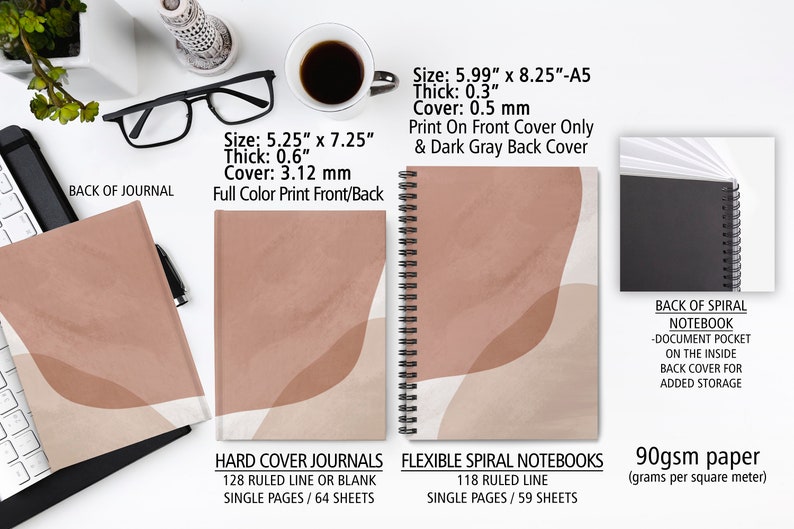 Pu&ograve; includere: Due tipi diversi di diari con disegni astratti in tonalit&agrave; di marrone e bianco. Il diario a sinistra ha una copertina rigida e misura 13,3 cm per 18,4 cm. Il diario a destra ha una rilegatura a spirale flessibile e misura 15,2 cm per 21 cm. Entrambi i diari hanno carta da 90 g/m&sup2;.