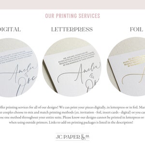 K&ouml;nnte beinhalten: Eine wei&szlig;e Karte mit dem Text "Our Printing Services" in Schwarz. Die Karte zeigt drei verschiedene Druckverfahren: Digitaldruck, Letterpress und Foliendruck. Jede Methode wird mit einer Druckprobe auf einer wei&szlig;en Karte gezeigt. Der Digitaldruck ist in blauer Tinte, der Letterpressdruck in grauer Tinte und der Foliendruck in goldener Tinte. Der Text auf der Karte lautet: "Mr. and Mrs. Thomas Miller zusammen mit Mr. and Mrs. William Parker bitten um die Ehre Ihrer Gesellschaft bei der Hochzeit ihrer Kinder, Amelie & Oscar."