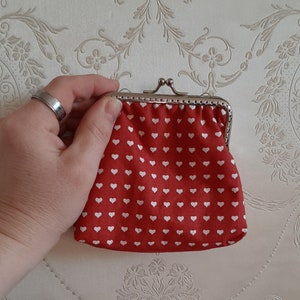 Genähte Clipbörse Portmonnaie Etui Münztasche kleines Täschchen rot mit weißen Herzen