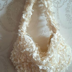 Exklusive Kleine Umhängetasche mit 3D Blüten - Designer Party Handtasche