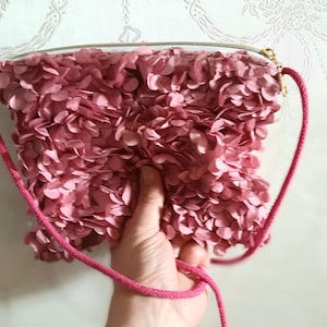 Elegante Abendtasche mit 3D Blüten altrosa - Festliche Umhängetasche für Damen