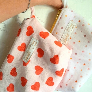 Weiche Kosmetiktasche Tasche mit Reißverschluss in pink mit Herzen als Geschenk für Kosmetik, Haargummi oder Stifte