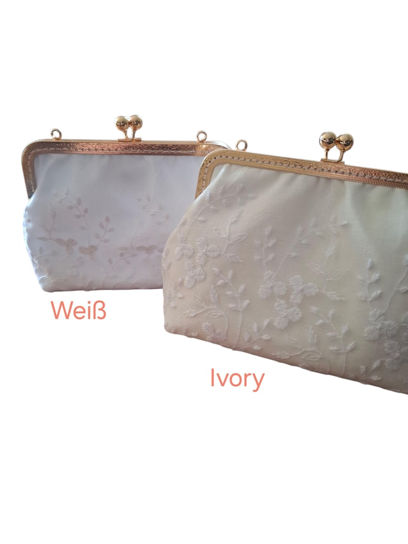 Zwei elfenbein- und weiße Clutch  mit floraler Stickerei. Die Taschen haben einen Kiss-Lock-Verschluss mit einem goldfarbenen Rahmen. Die linke Geldbörse ist mit "Weiß" und die rechte mit "Ivory" beschriftet.