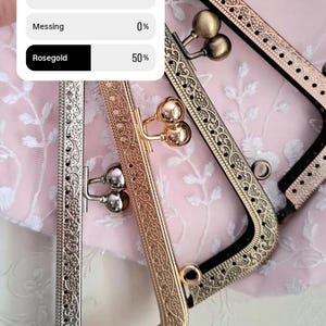 Bild von drei dekorativen Geldbörsenrahmen in Silber, Gold und Roségold. Die Rahmen weisen aufwendige, geprägte Designs auf. Eine Umfrage zeigt, dass 50 % der Wähler Silber und Roségold wählten.