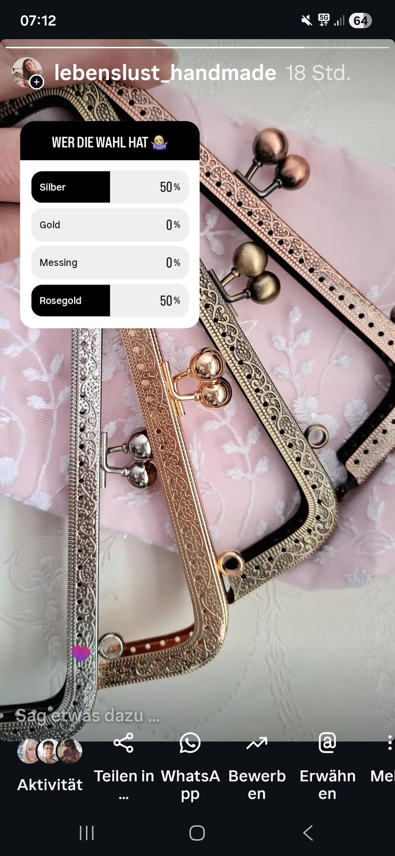 Bild von drei dekorativen Geldbörsenrahmen in Silber, Gold und Roségold. Die Rahmen weisen aufwendige, geprägte Designs auf. Eine Umfrage zeigt, dass 50 % der Wähler Silber und Roségold wählten.
