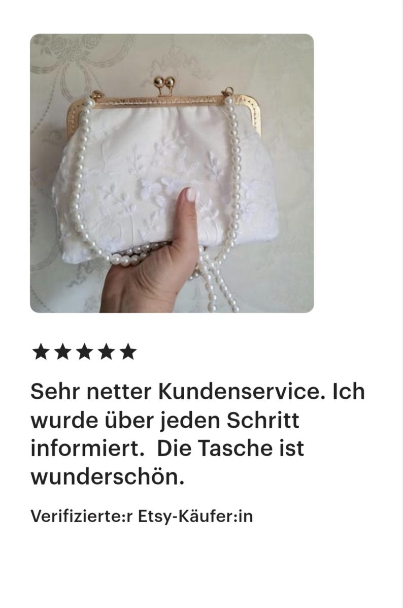 Kundenbewertung - Weiße Spitzentasche mit goldenem Verschluss und Perlenriemen. Die Tasche hat zarte Blumenstickereien. Das Bild enthält deutschen Text, der den Kundenservice und die Schönheit der Tasche lobt.