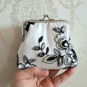 Genähtes Portemonnaie schwarz weiß Blumen Clipbörse Etui Münztasche kleines Täschchen  für Damen/Mädchen
