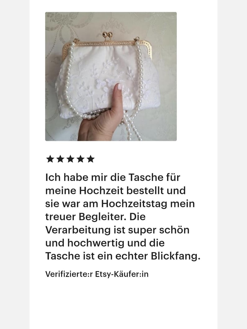 May include: A white bridal clutch with a gold clasp and a pearl strap. The clutch is adorned with delicate floral lace. The text in the image says, "Ich habe mir die Tasche f&uuml;r meine Hochzeit bestellt und sie war am Hochzeitstag mein treuer Begleiter."