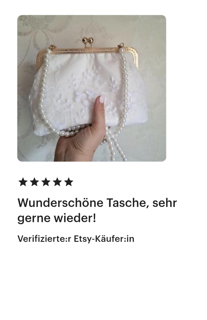 Bewertun einer Kundin - Weiße Clutch mit floraler Stickerei, goldenem Verschluss und Perlenkette als Henkel. Der Text auf dem Bild lautet "Wunderschöne Tasche, sehr gerne wieder!" und "Verifizierte:r Etsy-Käufer:in".